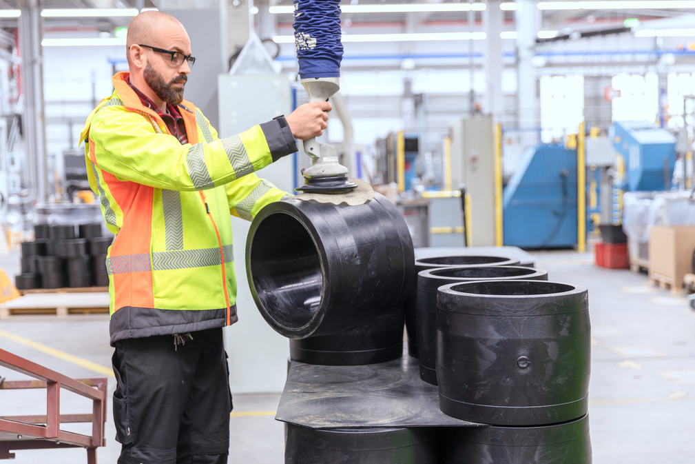 The round vacuum gripper with skirt made of silicone enables safe stacking of curved workpieces.